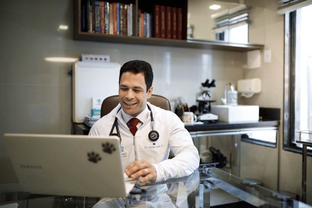 Médico veterinário pesquisando como montar um plano de negócios para clínicas veterinárias 