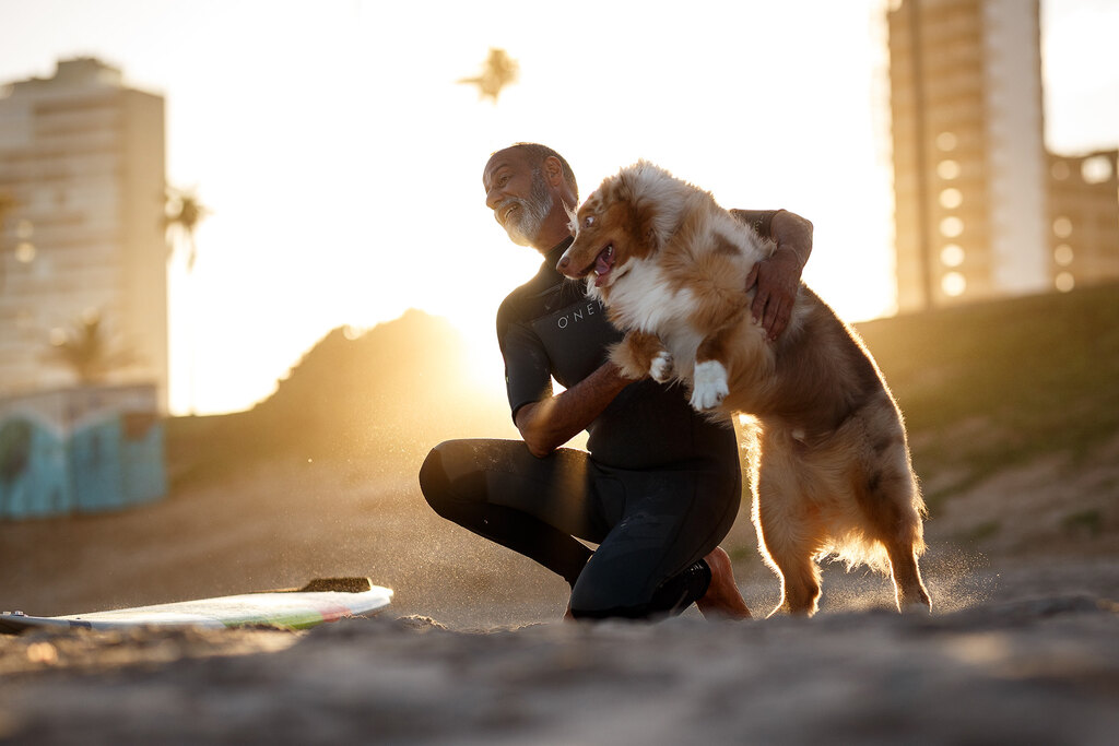 Pessoa com o seu cachorro pensando em como montar um banho e tosa em domicílio