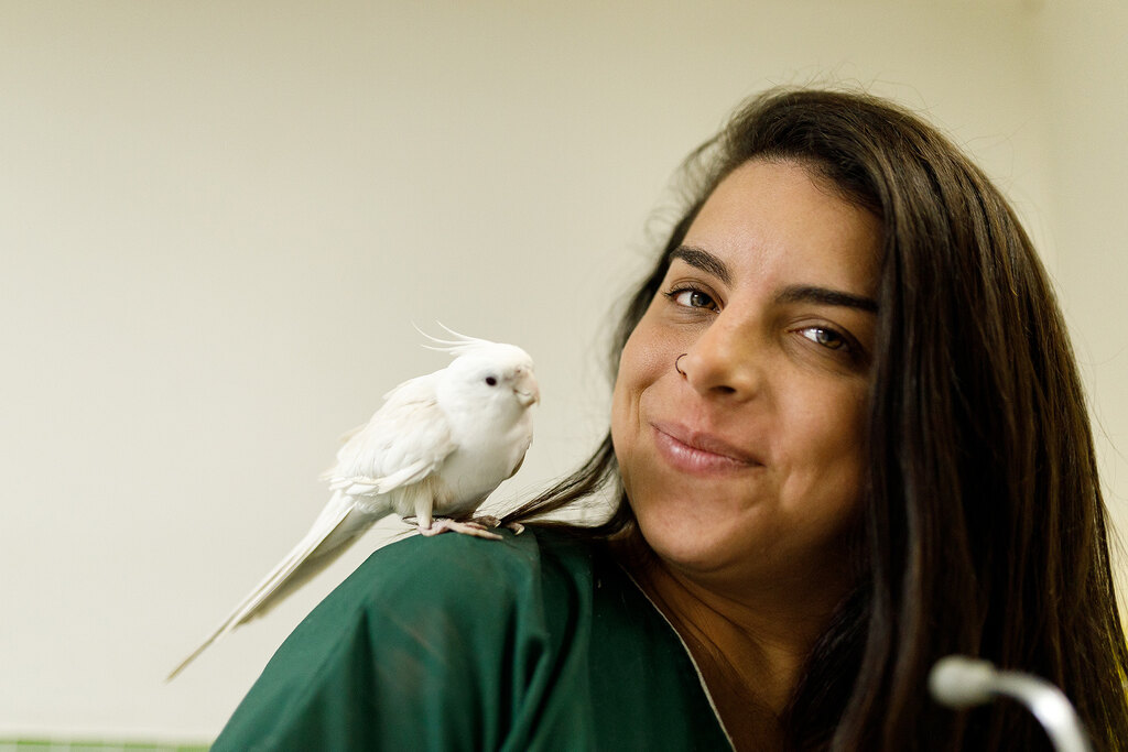 Mulher feliz com seu pet